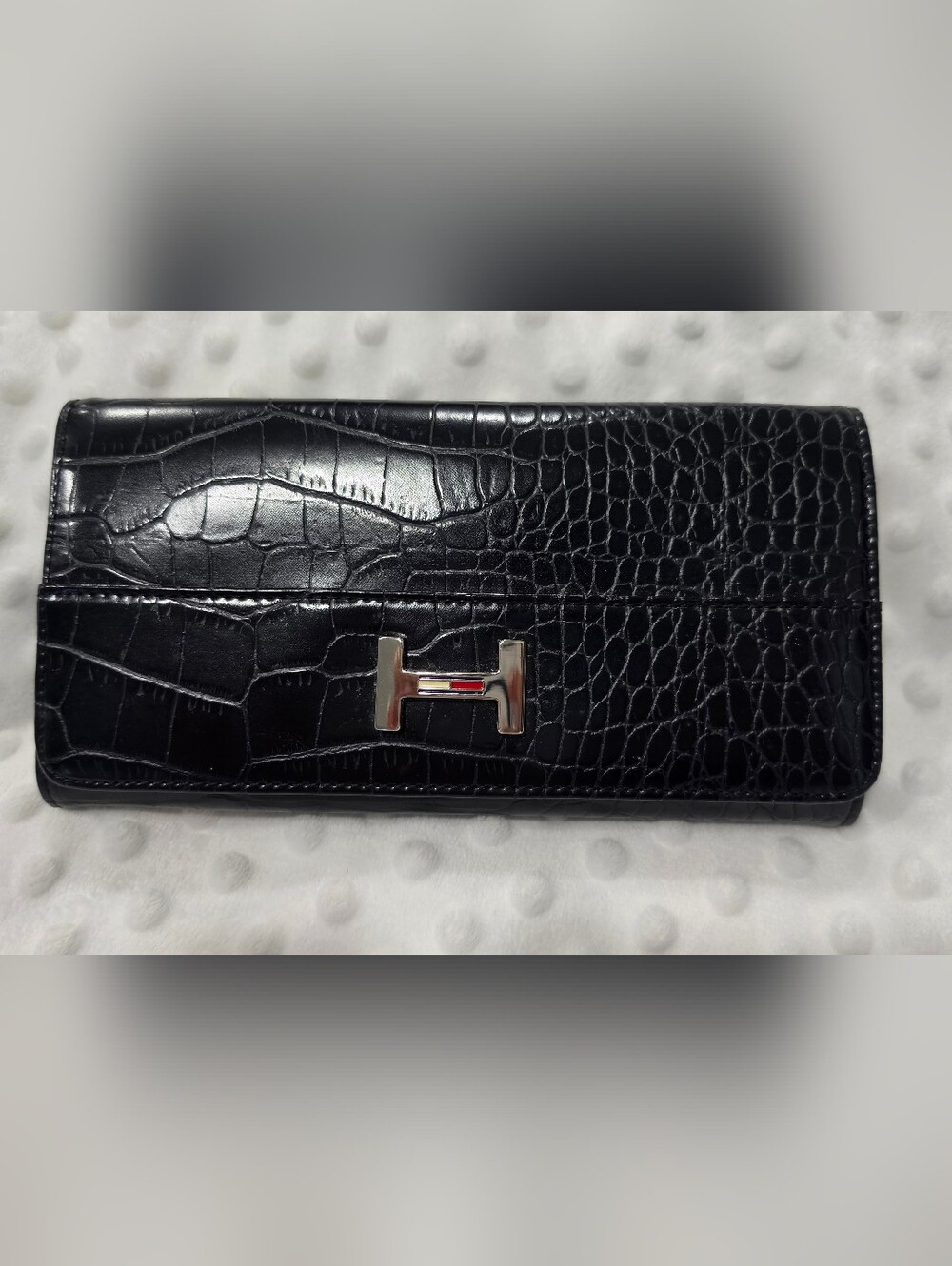 Tommy Hilfiger Black Leather Zip Wallet with Subtle Silver Logo